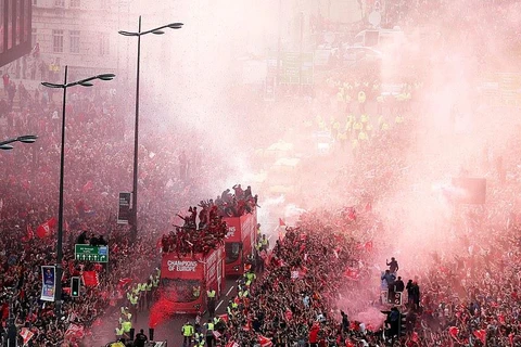 'Biển người' chìm trong sắc đỏ chào đón nhà vô địch Liverpool 