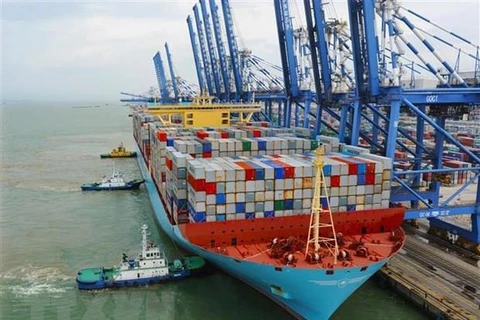 Tàu chở hàng hóa neo tại cảng ở Quảng Châu, tỉnh Quảng Đông, Trung Quốc.(Ảnh: THX/ TTXVN)