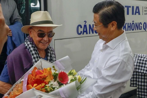 Phó Chủ tịch UBND thành phố Cần Thơ Trương Quang Hoài Nam chào đón tỷ phú Joe Lewis tại Sân bay quốc tế Cần Thơ. (Ảnh: Thanh Liêm/TTXVN)