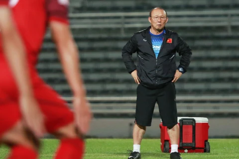 Ông Park Hang-seo đầy suy tư trong buổi tập trước trận gặp Thái Lan