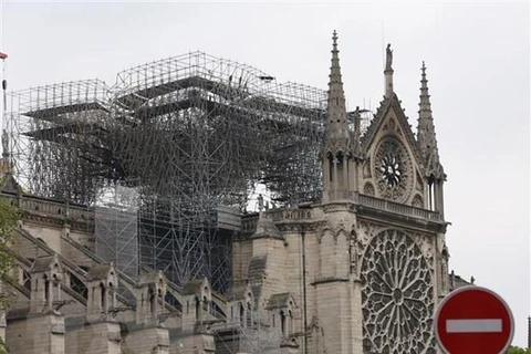 Nhà thờ Đức bà ở thủ đô Paris sau vụ hỏa hoạn. (Ảnh: THX/TTXVN)