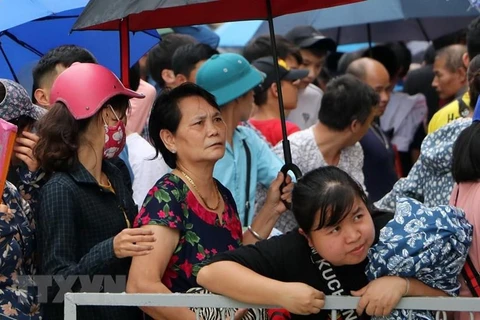 Hàng nghìn người hâm mộ đã xếp thành hàng dài để chờ mua được tấm vé theo dõi U23 Việt Nam thi đấu. (Ảnh: Trung Kiên/TTXVN)