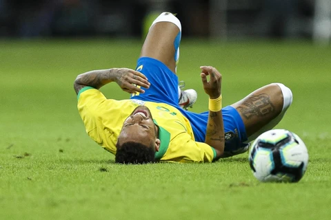 Neymar dính chấn thương trong trận gặp Qatar. (Nguồn: FOX Sports Asia)
