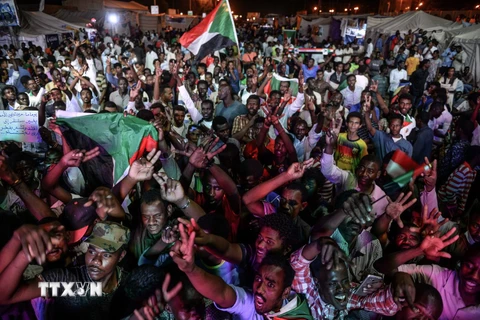 Người biểu tình Sudan tập trung tại thủ đô Khartoum ngày 19/5. (Ảnh: AFP/TTXVN)