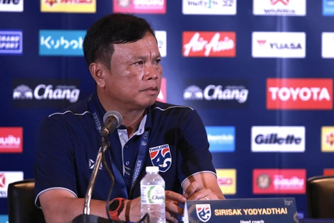 HLV Thái Lan Sirisak Yodyardthai tại buổi họp báo sau trận đấu. (Ảnh: Nguyên An/Vietnam+)