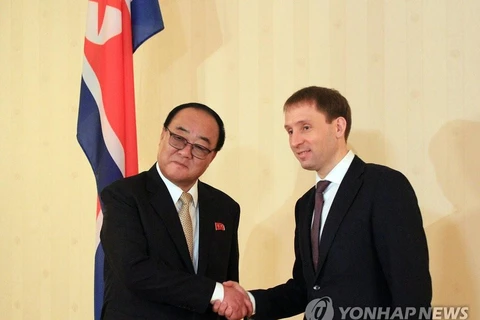 Bộ trưởng Các vấn đề kinh tế đối ngoại Triều Tiên Kim Yong-jae và Bộ trưởng Phát triển Viễn Đông Nga Alexander Kozlov. (Nguồn: Yonhap)