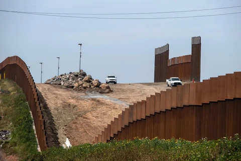 Bức tường biên giới Mỹ- Mexico, nhìn từ Tijuana, bang Baja California, Mexico, ngày 26/3. (Ảnh: AFP/ TTXVN)