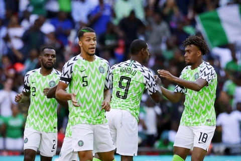 Iwobi (bìa phải) và đồng đội trong màu áo tuyển Nigeria. (Nguồn: sportskeeda)