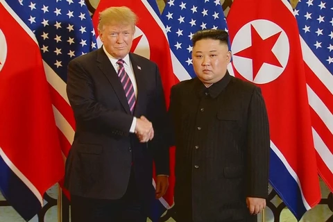 Tổng thống Mỹ Donald Trump và Chủ tịch Triều Tiên Kim Jong-un tại Hội nghị Thượng đỉnh Mỹ-Triều Tiên lần thứ hai. (Ảnh: TTXVN phát)