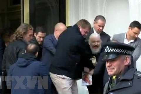 Nhà sáng lập WikiLeaks Julian Assange bị cảnh sát bắt giữ và áp giải khỏi Đại sứ quán Ecuador ở London ngày 11/4. (Ảnh: Rupity/TTXVN)