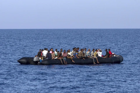 Người di cư chờ được cứu trên biển Địa Trung Hải. (Ảnh: AFP/TTXVN)