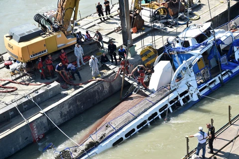 Lực lượng cứu hộ huy động cần cẩu để trục vớt du thuyền bị chìm trên sông Danube ngày 11/6. (Ảnh: AFP/TTXVN)