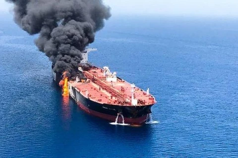 Tàu chở dầu Front Altair bốc cháy trên biển. (Nguồn: EPA)