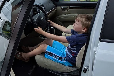 Cậu bé 4 tuổi tự lái xe đi mua kẹo. (Nguồn: fox9.com)