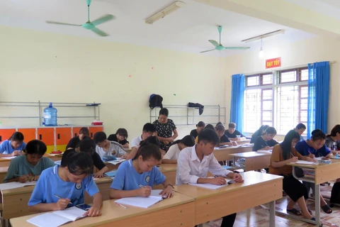 Học sinh tại Trường Phổ thông Dân tộc nội trú tỉnh Sơn La ôn tập cho kì thi. (Ảnh: Hữu Quyết/TTXVN)