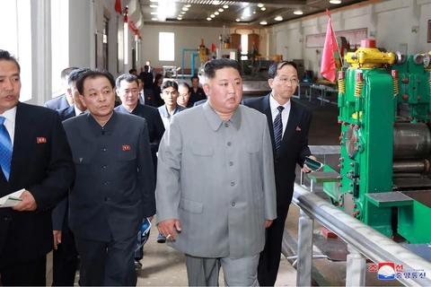 Nhà lãnh đạo Triều Tiên Kim Jong-un (giữa) thị sát Nhà máy Máy kéo Tổng hợp Kanggye ở tỉnh Jagang, Triều Tiên (ảnh do KCNA công bố ngày 1/6/2019). (Ảnh: AFP/TTXVN)