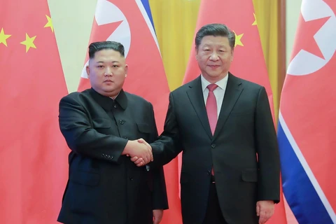 Chủ tịch Trung Quốc Tập Cận Bình (phải) và nhà lãnh đạo Triều Tiên Kim Jong-un trong cuộc gặp tại Bắc Kinh, Trung Quốc, ngày 8/1/2019. (Ảnh: AFP/TTXVN)