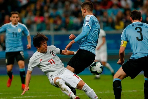 Koji Miyoshi (áo trắng) giúp Nhật Bản chia điểm trước Uruguay. (Nguồn: AP)
