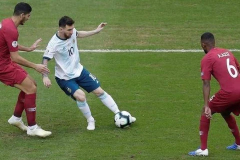 Messi chê bai sân đấu tại Copa America. (Nguồn: AP)