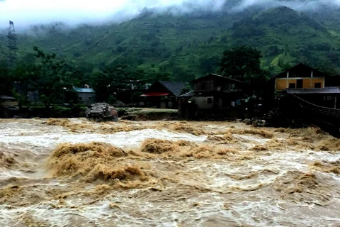 Trong ảnh: Nước trên thượng nguồn đổ xuống bất ngờ, khiến nhiều nhà cửa của người dân bị ảnh hưởng. (Ảnh: Quốc Khánh/TTXVN)