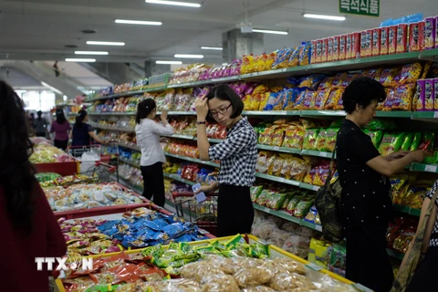 Người dân Triều Tiên mua sắm thực phẩm sản xuất trong nước tại một siêu thị ở Bình Nhưỡng. (Ảnh: AFP/TTXVN)