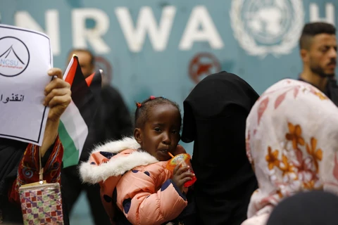 Người tị nạn Palestine bên ngoài trụ sở UNRWA tại thành phố Gaza ngày 15/3. (Ảnh: AFP/ TTXVN)