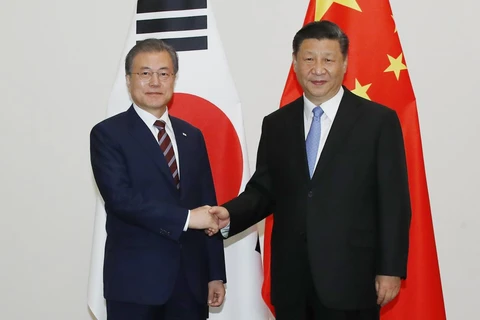Chủ tịch Trung Quốc Tập Cận Bình (phải) gặp Tổng thống Hàn Quốc Moon Jae-in tại Osaka, Nhật Bản. (Nguồn: Yonhap)