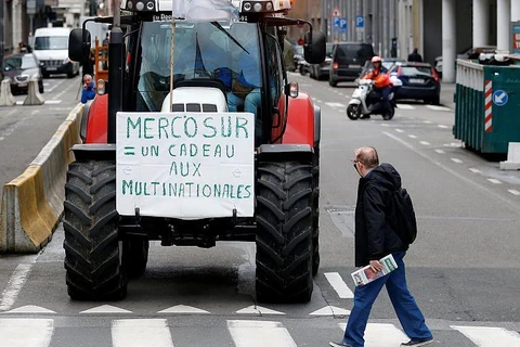 Nông dân Bỉ phản đối bên ngoài cuộc họp của các Bộ trưởng nông nghiệp EU tại Brussels. (Nguồn: Reuters)