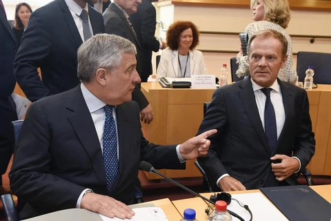 Chủ tịch Nghị viện châu Âu Antonio Tajani (trái) và Chủ tịch Hội đồng châu Âu Donald Tusk (phải) trao đổi tại hội nghị ở Brussels, Bỉ tối 30/6. (Ảnh: AFP/TTXVN)