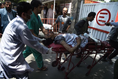 Chuyển nạn nhân bị thương trong vụ đánh bom tại Kabul, Afghanistan, tới bệnh viện ngày 1/7. (Ảnh: AFP/TTXVN)