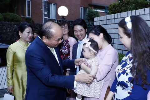 Thủ tướng Nguyễn Xuân Phúc gặp gỡ cộng đồng người Việt tại Nhật Bản. (Ảnh: Thống Nhất/TTXVN)