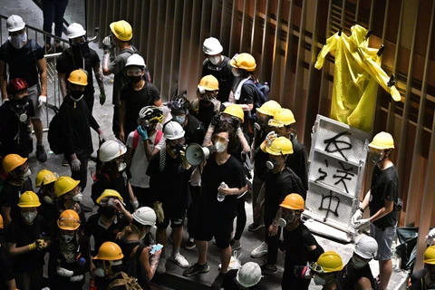 Những người biểu tình quá khích tràn vào tòa nhà cơ quan lập pháp ở Hong Kong, Trung Quốc, ngày 1/7. (Ảnh: AFP/TTXVN)