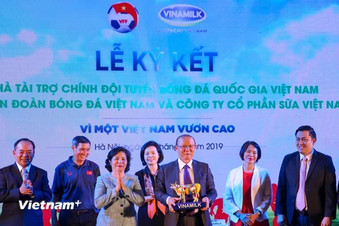 Lễ ký kết giữa Công ty cổ phần Sữa Việt Nam (Vinamilk) và Liên đoàn bóng đá Việt Nam (VFF) đã diễn ra chiều 2-7 tại Hà Nội.