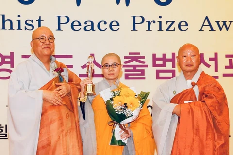 Chủ tịch Hội Phật tử Việt Nam tại Hàn Quốc, Sư cô Thích nữ Giới Tánh (giữa), vinh dự được nhận giải thưởng. (Ảnh: Mạnh Hùng/Vietnam+)