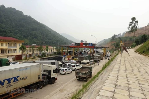 Phương tiện dừng đỗ ngay làn thu phí khiến tuyến đường BOT Hòa Lạc-Hòa Bình bị ách tắc. (Ảnh: Việt Hùng/Vietnam+)