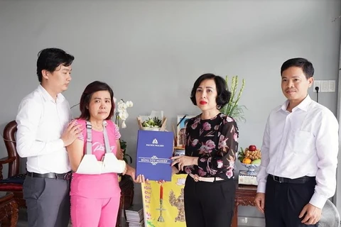 Ban giám hiệu trường Đại học Hoa Sen trao bằng cử nhân cho người nhà nam sinh viên đột ngột qua đời.