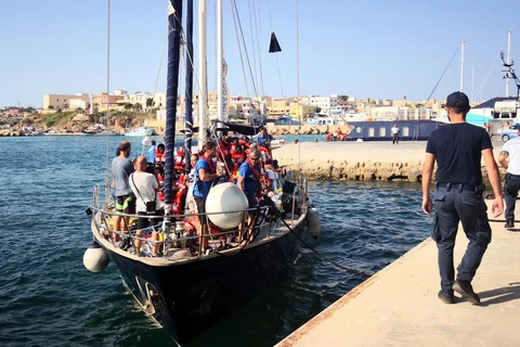Tàu Alex đã phải đối mặt với sự hiện diện mạnh mẽ của cảnh sát Italy tại khu vực bến cảng. (Nguồn: EPA)