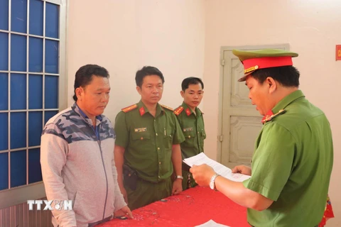 Cơ quan Cảnh sát điều tra thi hành lệnh bắt đối tượng Trần Thanh Vũ. (Ảnh: TTXVN phát)