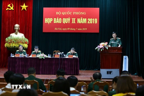 Thiếu tướng Nguyễn Văn Đức, Cục trưởng Cục Tuyên huấn-Tổng cục Chính trị Quân đội Nhân dân Việt Nam chủ trì họp báo. (Ảnh: Dương Giang/TTXVN)