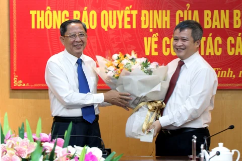 Đồng chí Nguyễn Thanh Sơn, Phó Chủ nhiệm Ủy Ban Kiểm tra Trung ương tặng hoa cho đồng chí Trần Tiến Hưng. (Ảnh: Công Tường/TTXVN)