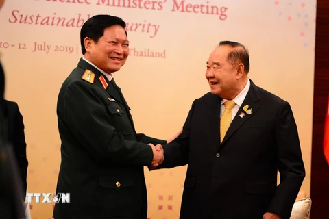 Bộ trưởng Quốc phòng Ngô Xuân Lịch hội đàm với Phó Thủ tướng, Bộ trưởng Quốc phòng Thái Lan Prawit Wongsuwan. (Ảnh: Hữu Kiên/TTXVN)