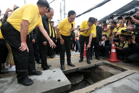 Thủ tướng Thái Lan Prayut Chan-ocha trực tiếp khảo sát một dự án 'ngân hàng nước' ở Bangkok. (Nguồn: bangkokpost)