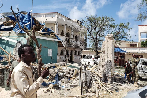 Hiện trường đổ nát sau vụ tấn công của phiến quân nhằm vào khách sạn nổi tiếng Medina ở Kismayo, miền Nam Somalia ngày 13/7. (Ảnh: AFP/TTXVN)