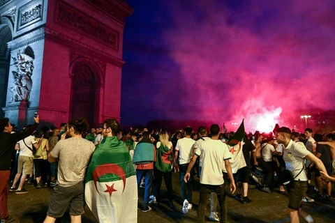 Người hâm mộ Algeria đổ ra đường ăn mực sau chiến thắng. (Nguồn: Getty Images)