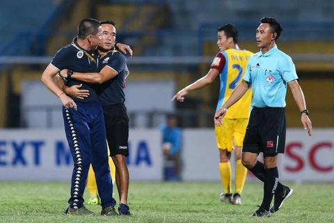 HLV Chu Đình Nghiêm bị đình chỉ làm nhiệm vụ 2 trận ở V-League 2019.