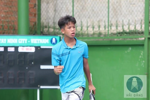 Tay vợt trẻ Nguyễn Hữu Hùng Anh.