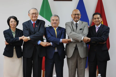 Các đại sứ Malaysia, Indonesia, Philipines, Thái Lan và Việt Nam chụp ảnh chung. (Ảnh: Việt Hùng/TTXVN)