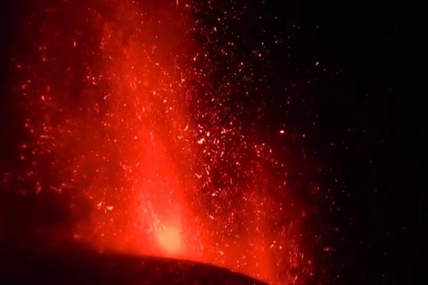 Núi lửa Etna ở Italy đã phun trào những dòng nham thạch dài tới 1,5km. (Nguồn: rte.ie)