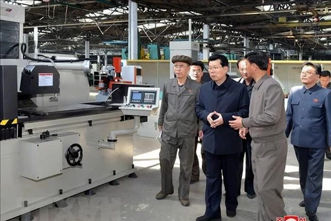 Thủ tướng Triều Tiên Kim Jae-ryong (thứ 2, phải, hàng đầu) thị sát một nhà máy ở thành phố cảng Nampo hôm 29/4. (Ảnh: Yonhap/TTXVN)