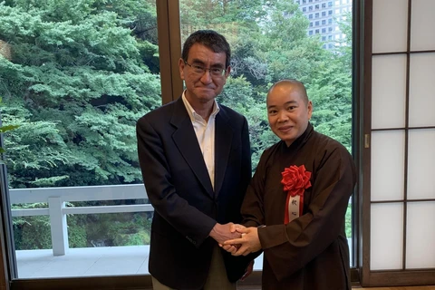 Ngoại trưởng Nhật Bản Taro Kono và sư cô Thích Tâm Trí chụp ảnh kỷ niệm. (Ảnh: Hồng Hà/TTXVN)